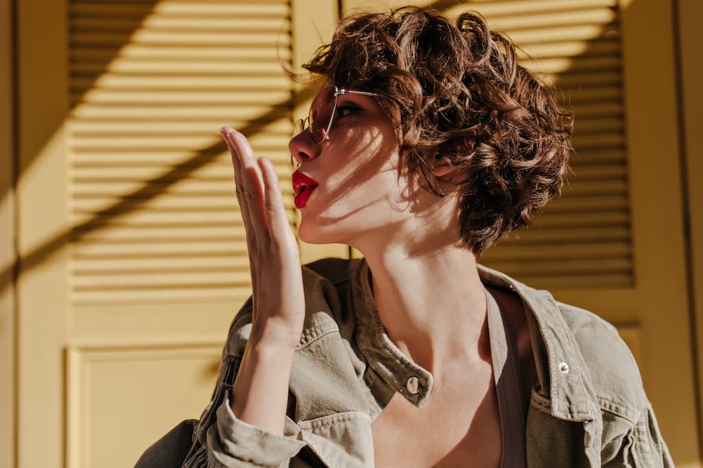 charming-girl-with-red-lipstick-blowing-kiss-on-br-2024-09-23-17-51-17-utc.jpg