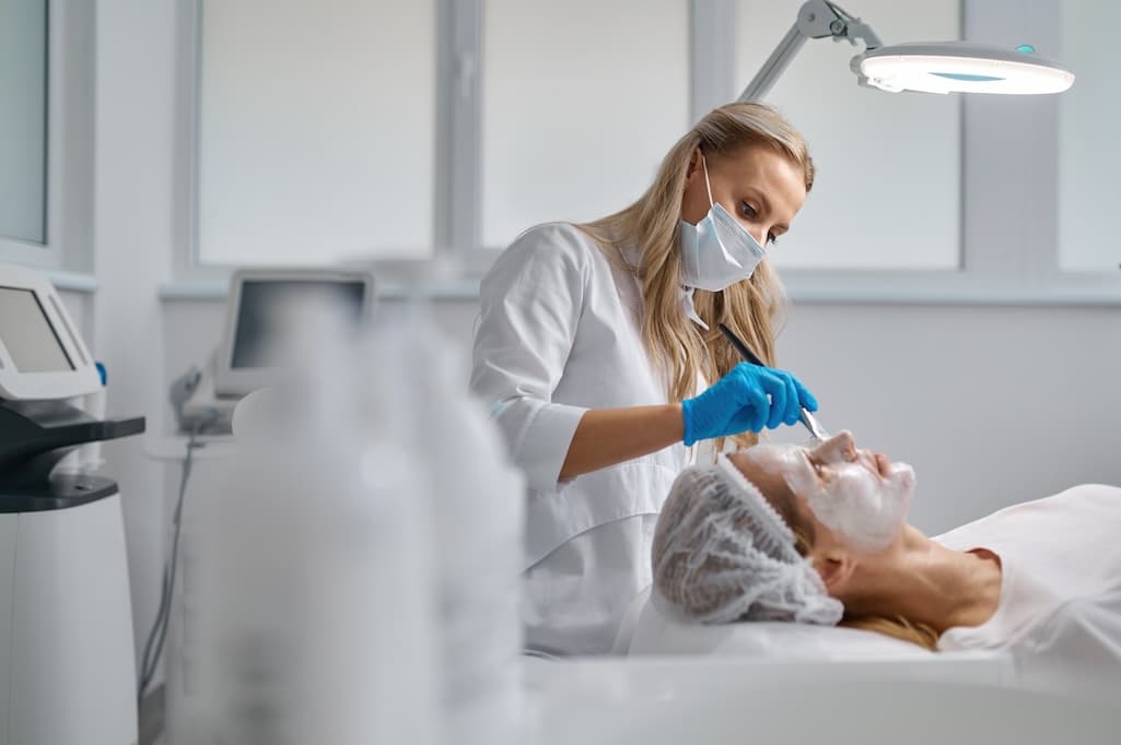 beautician-applying-clay-face-mask-on-woman-face-s-2024-11-27-15-55-35-utc.jpg