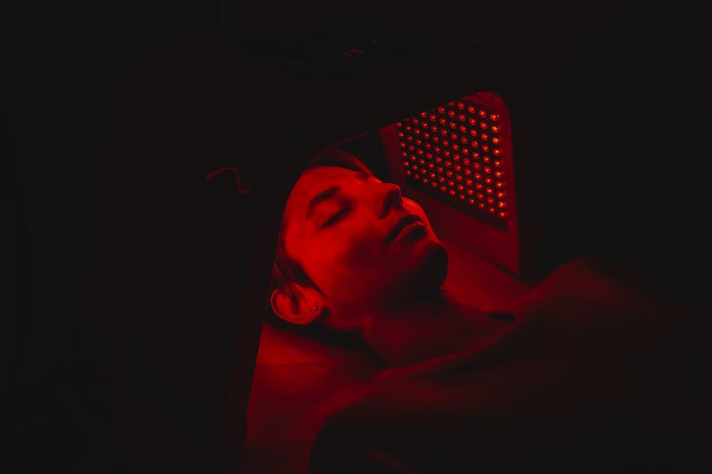 facial-skin-care-using-an-led-lamp-in-a-beauty-sal-2025-03-07-15-46-57-utc.jpg